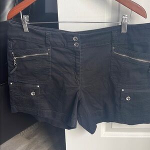 Women shorts size 12  White Black House market 8 full pockets-Black